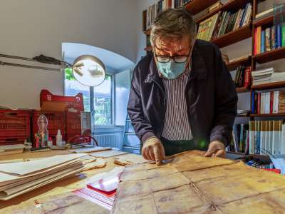 Ad occuparsi della catalogazione del materiale � lo storico e archivista Antonio Fanizzi, che raggiungiamo in una stanza adiacente al Castello